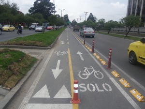 Bicicarril exclusivo en la Carrera 50 en Bogotá (Foto: Guillermo Camacho-Cabrera)